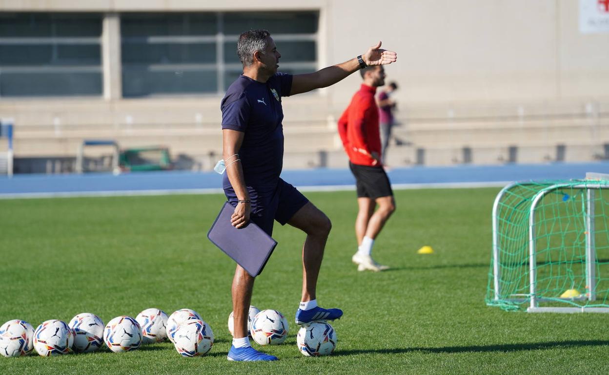 José Gomes avisa de que hay que respetar al Real Oviedo para tratar de ganarle. 