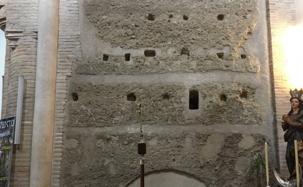 Detalle del paramento inferior, con las ventanas de la rampa, visible desde el interior de la iglesia. 