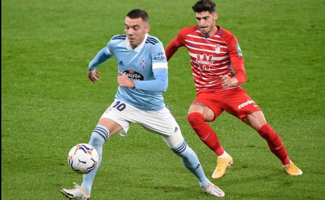 Iago Aspas, ante Carlos Neva. 