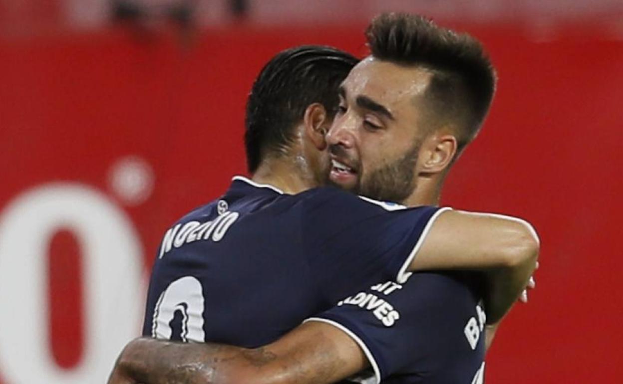 Nolito y Brais Méndez celebran el tanto del primero en Sevilla. 