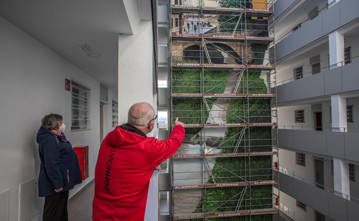 Una Carrera del Darro de ocho plantas decora el interior del inmueble. Faltan algunos brochazos, pero ya es un símbolo de este primer cumpleaños.