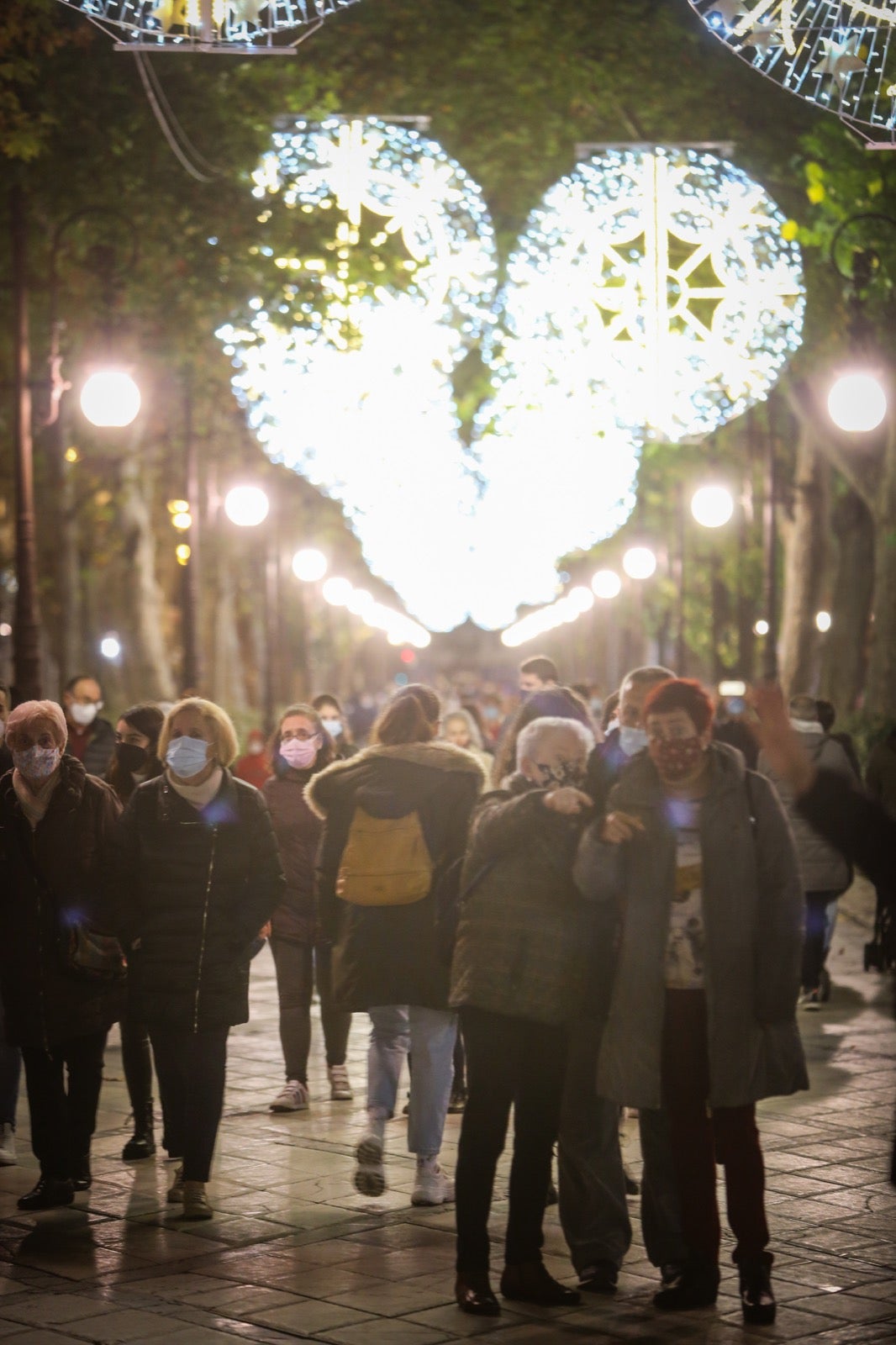 El alumbrado extraordinario de Navidad, que contempla el centro y los 32 barrios granadinos, se prolongará hasta el próximo 6 de enero