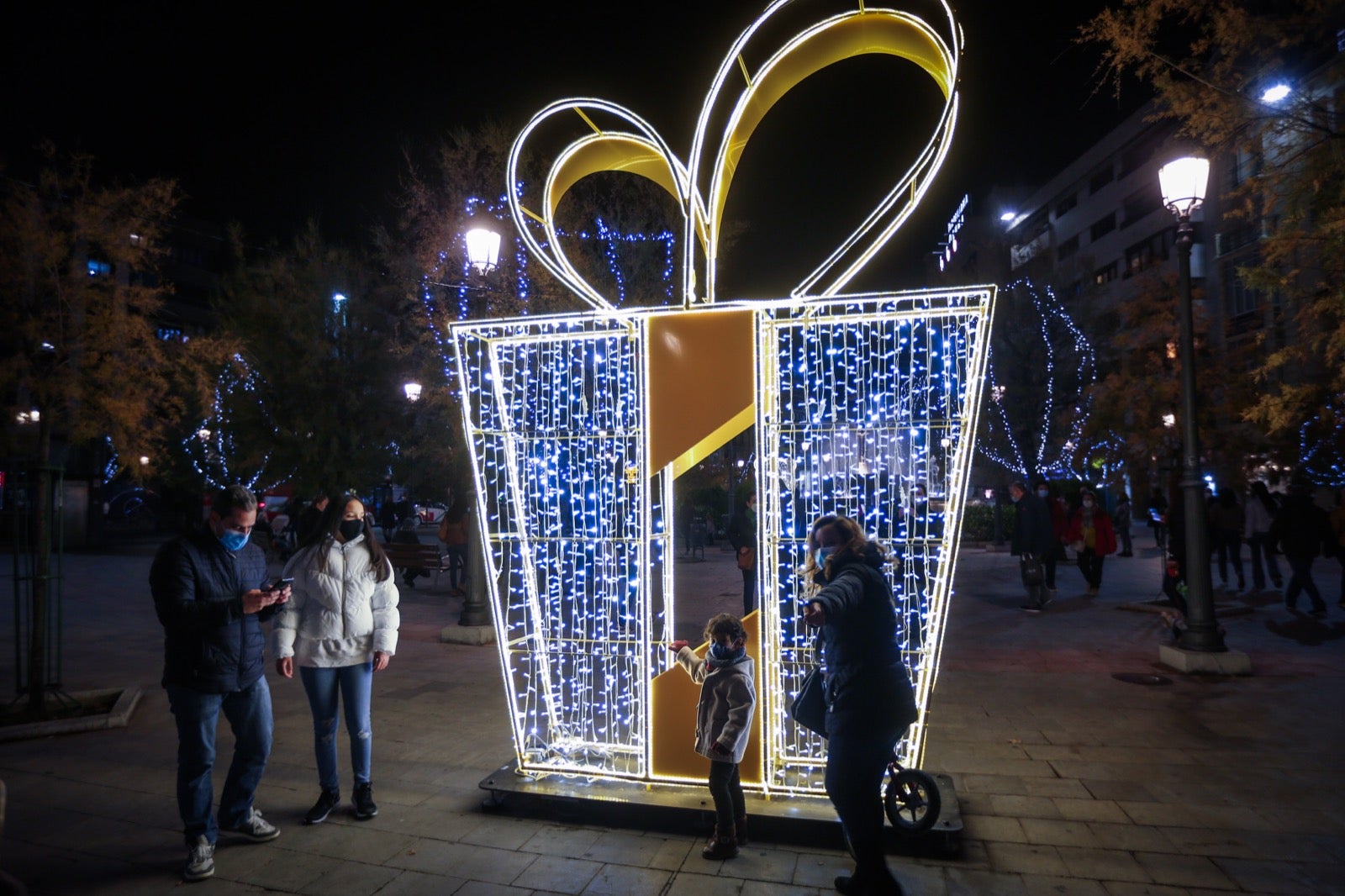 El alumbrado extraordinario de Navidad, que contempla el centro y los 32 barrios granadinos, se prolongará hasta el próximo 6 de enero