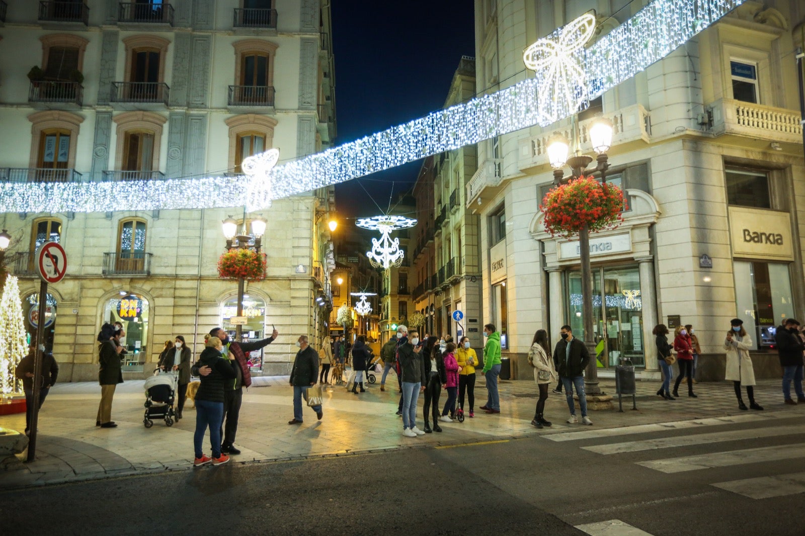 El alumbrado extraordinario de Navidad, que contempla el centro y los 32 barrios granadinos, se prolongará hasta el próximo 6 de enero