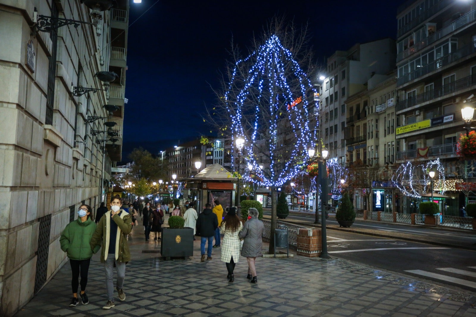 El alumbrado extraordinario de Navidad, que contempla el centro y los 32 barrios granadinos, se prolongará hasta el próximo 6 de enero