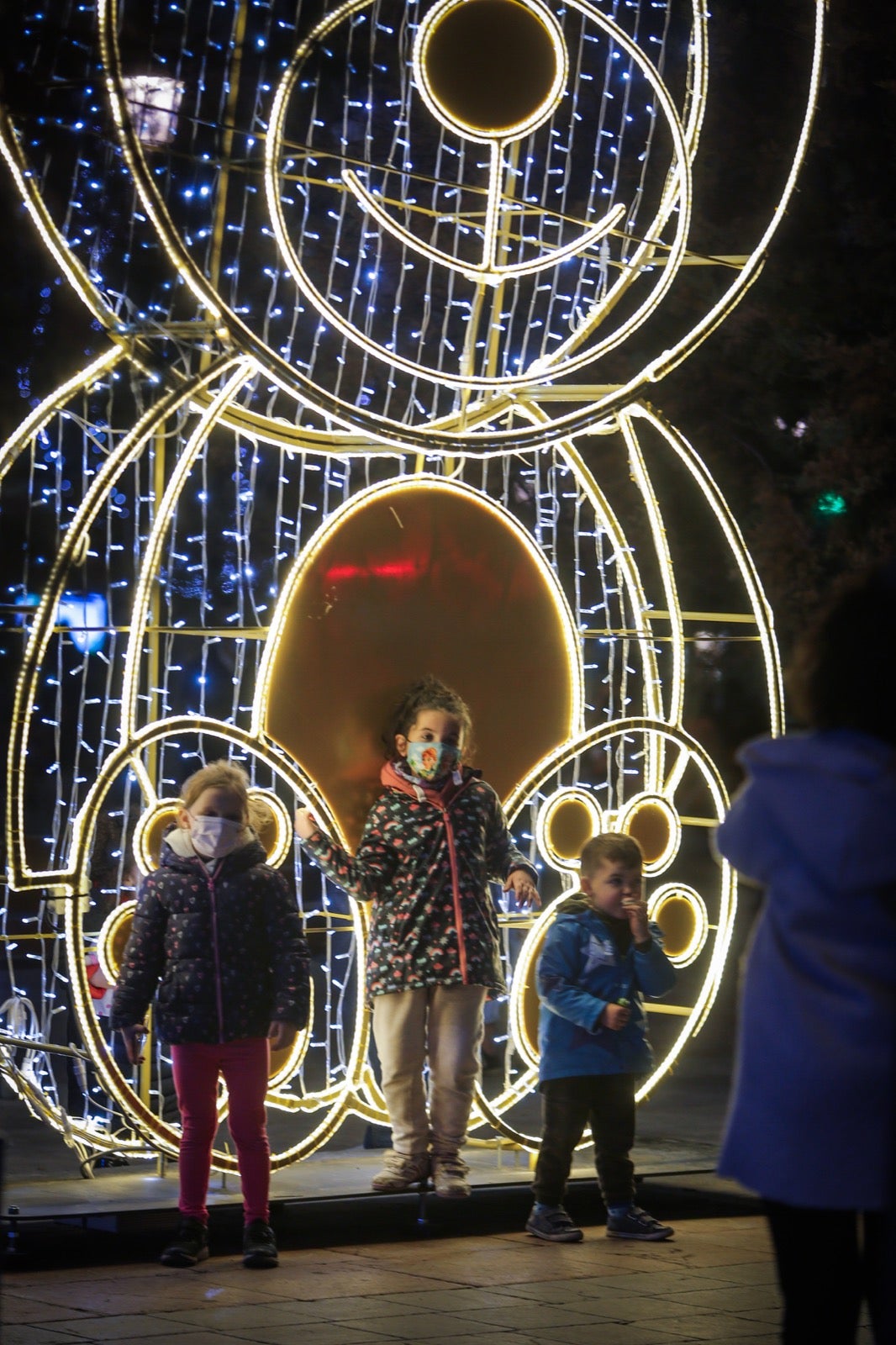 El alumbrado extraordinario de Navidad, que contempla el centro y los 32 barrios granadinos, se prolongará hasta el próximo 6 de enero