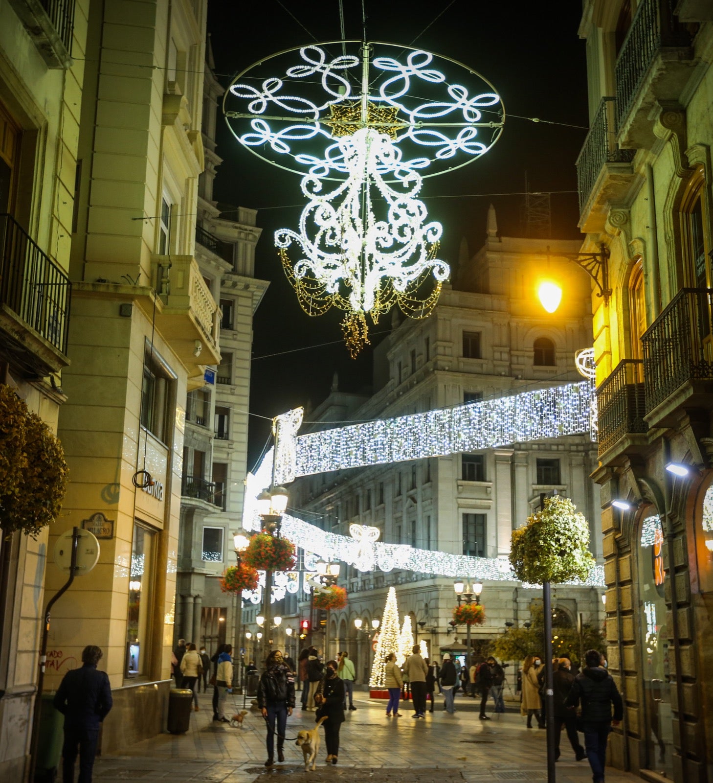 El alumbrado extraordinario de Navidad, que contempla el centro y los 32 barrios granadinos, se prolongará hasta el próximo 6 de enero