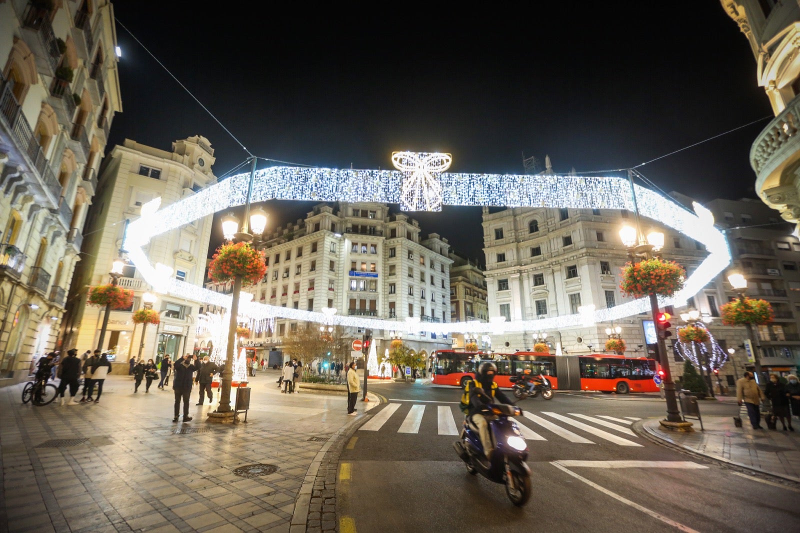 El alumbrado extraordinario de Navidad, que contempla el centro y los 32 barrios granadinos, se prolongará hasta el próximo 6 de enero