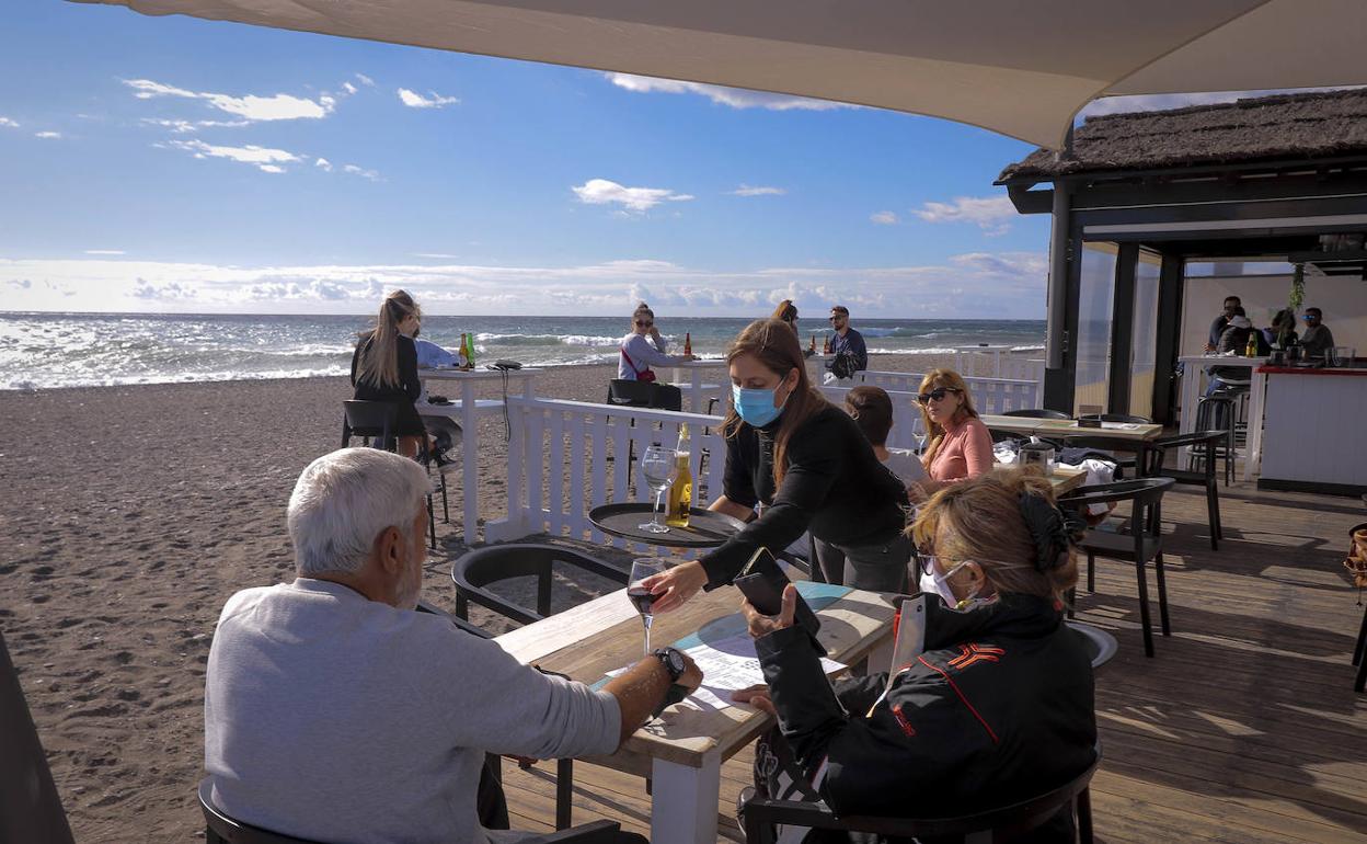 Los controles para frenar el 'éxodo' a la Costa se saldan con 10 granadinos sancionados