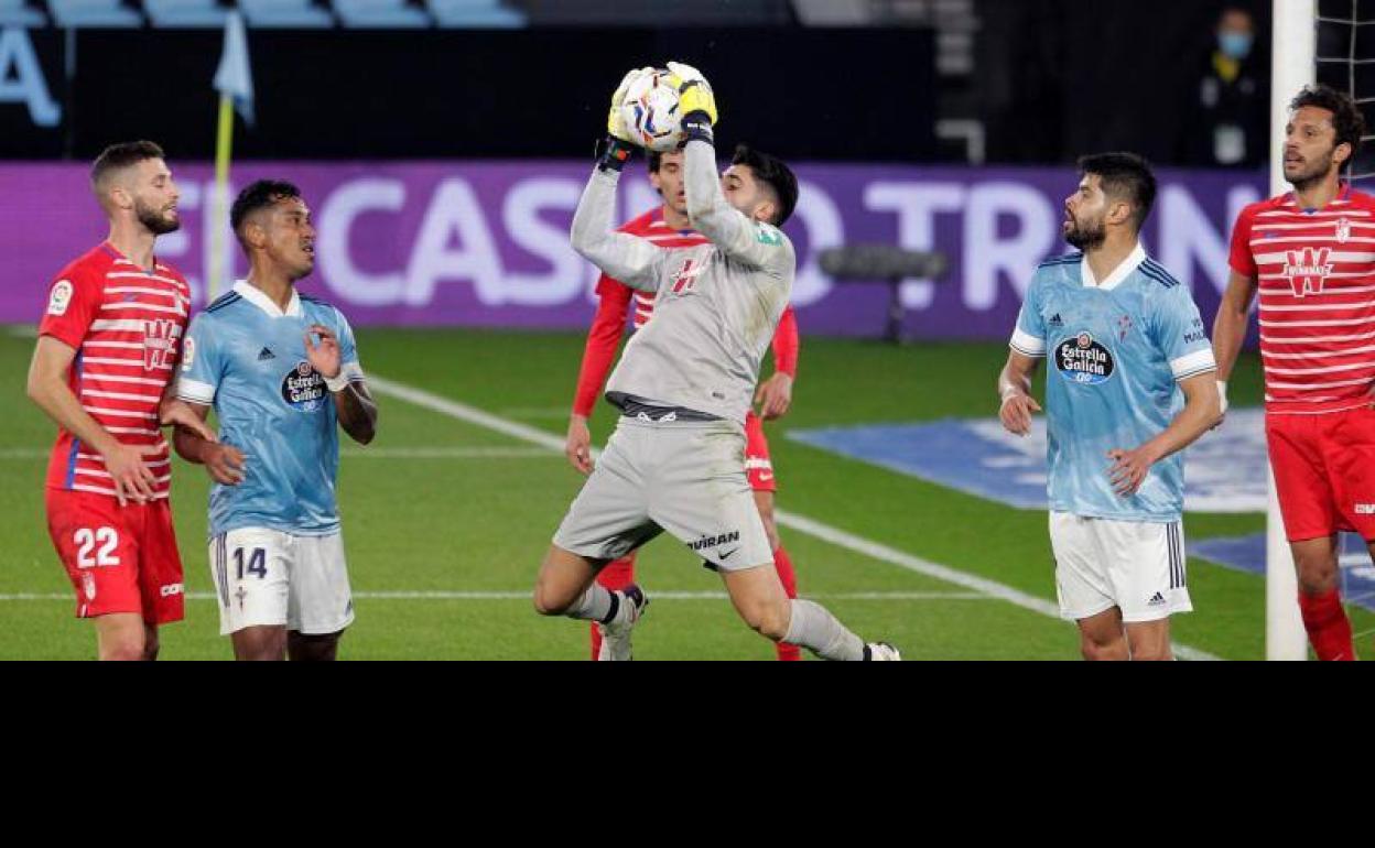 Rui Silva ataja un balón en zona de remate. 