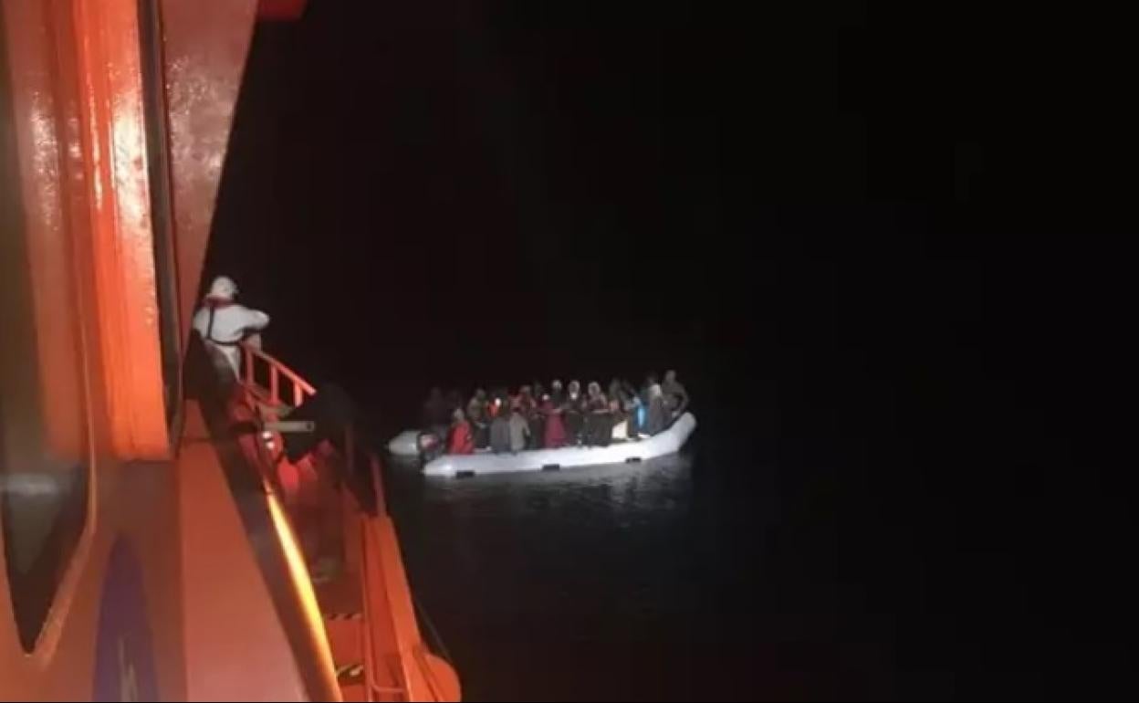 Imagen de archivo de una embarcación rescatada por Salvamento y trasladada al Puerto de Motri.