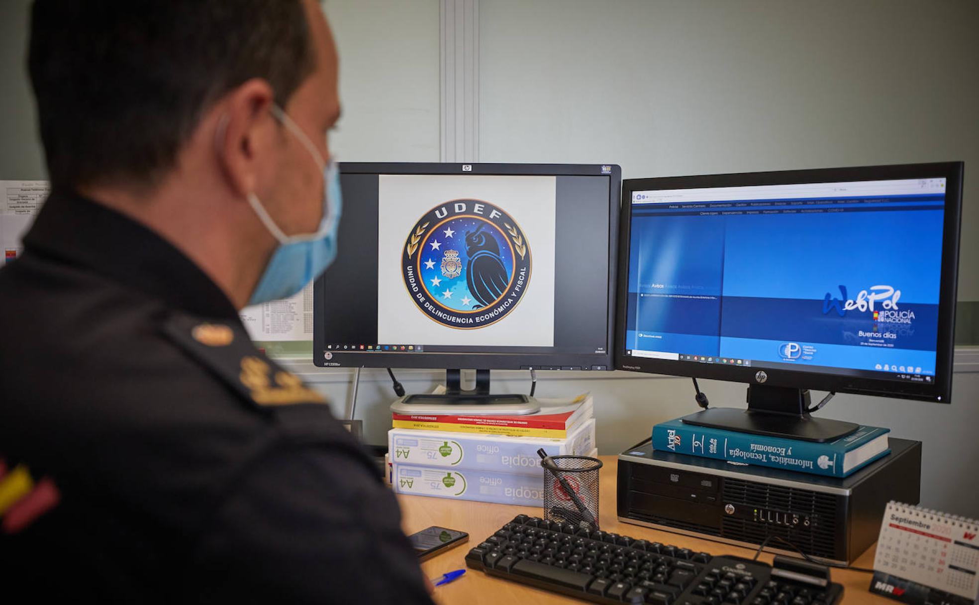 El inspector jefe de la UDEF frente a su ordenador.
