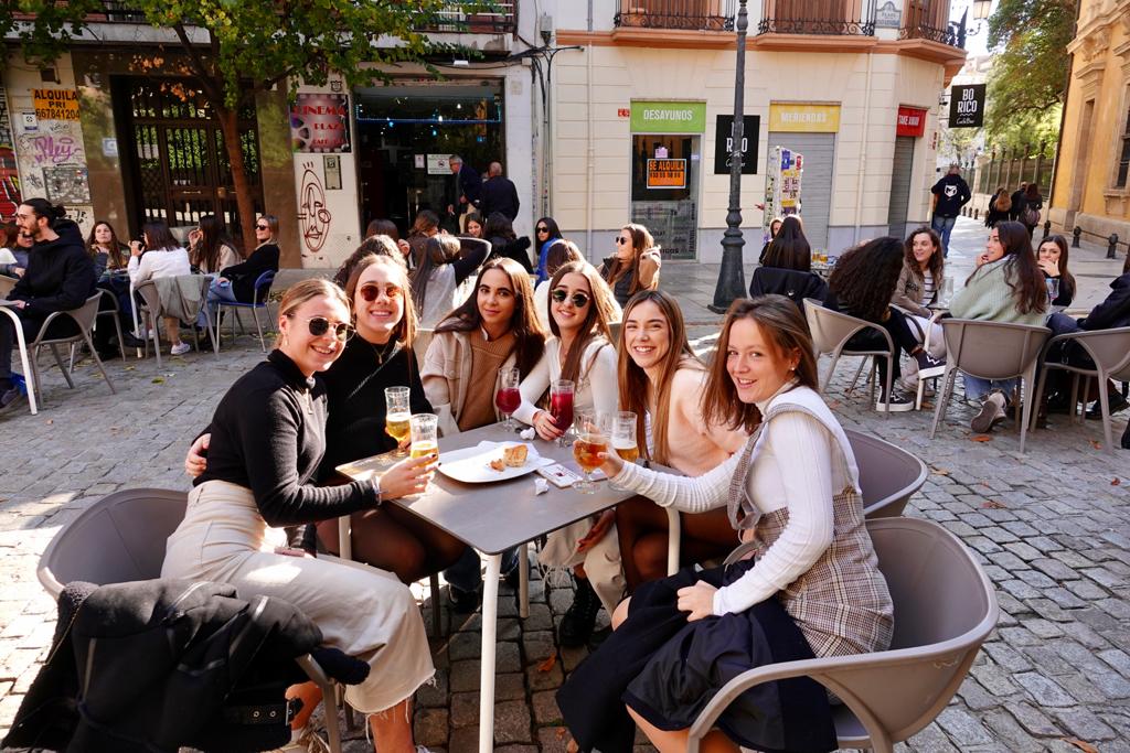 Después de veinte días con la persiana bajada, los negocios granadinos reabren hasta las 18.00 horas gracias a la última medida tomada por la Junta de Andalucía