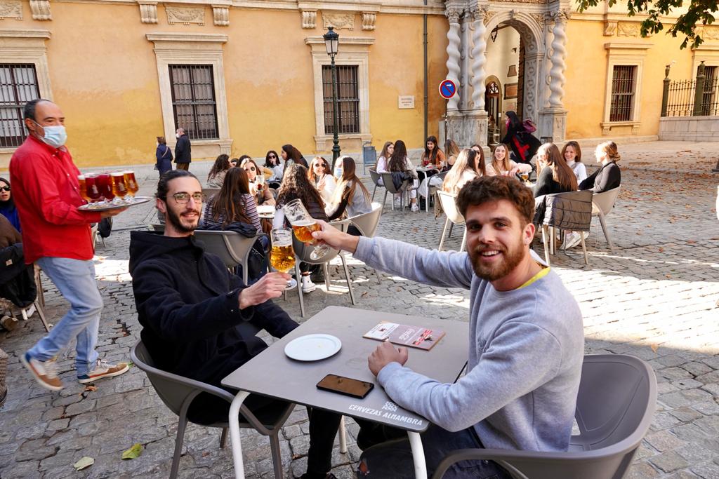 Después de veinte días con la persiana bajada, los negocios granadinos reabren hasta las 18.00 horas gracias a la última medida tomada por la Junta de Andalucía