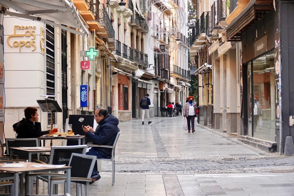 Después de veinte días con la persiana bajada, los negocios granadinos reabren hasta las 18.00 horas gracias a la última medida tomada por la Junta de Andalucía