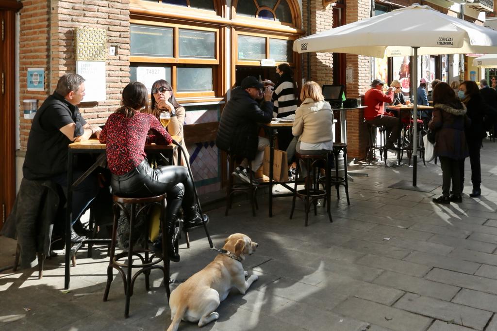 Después de veinte días con la persiana bajada, los negocios granadinos reabren hasta las 18.00 horas gracias a la última medida tomada por la Junta de Andalucía