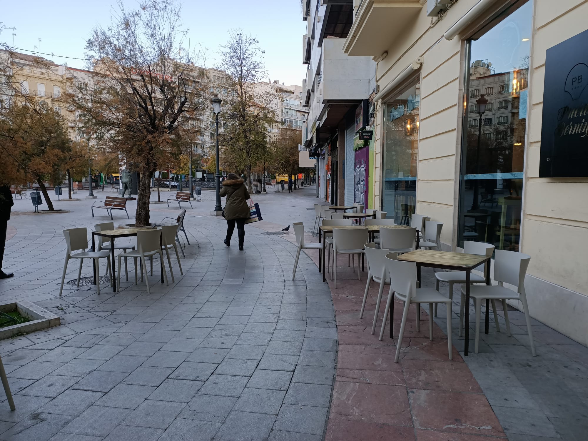 Después de veinte días con la persiana bajada, los negocios granadinos reabren hasta las 18.00 horas gracias a la última medida tomada por la Junta de Andalucía