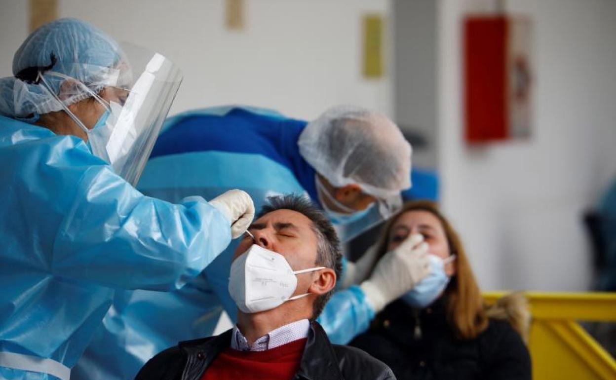 Personal sanitario realiza test de cribado masivo a la población de la localidad cordobesa de Montilla. 