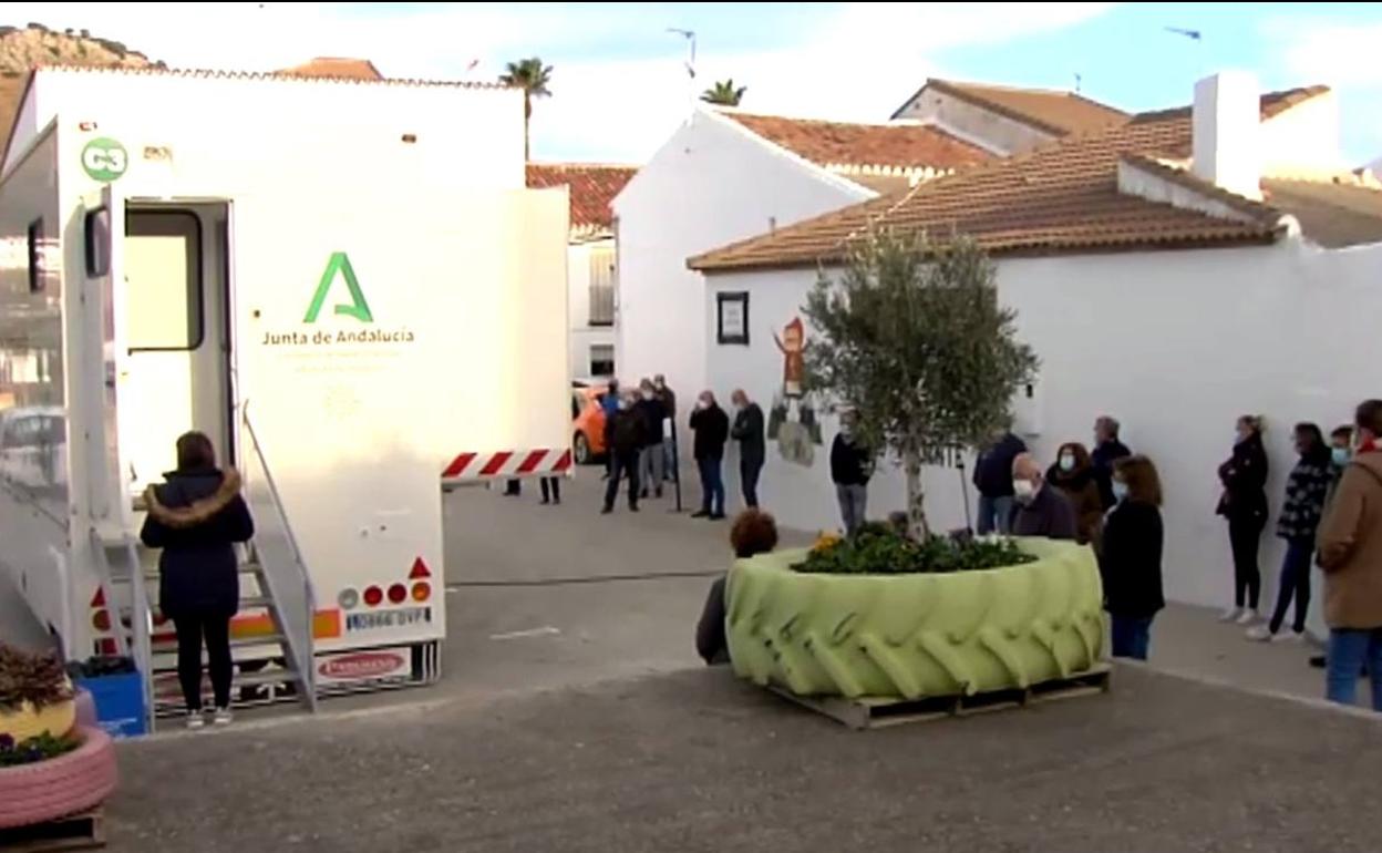 La Junta ha desplazado hasta el lugar un camión móvil para detectar todos los casos positivos del municipio. 