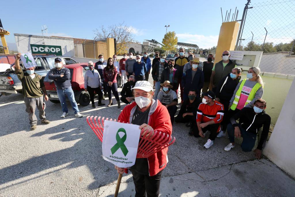 Agricultores a las puertas de la cooperativa Dcoop en Tiena (Moclín). 