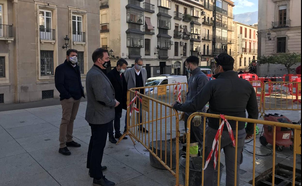 Autoridades y un alumno ya en prácticas (segundo por la derecha), en las fuentes de Santa María. 