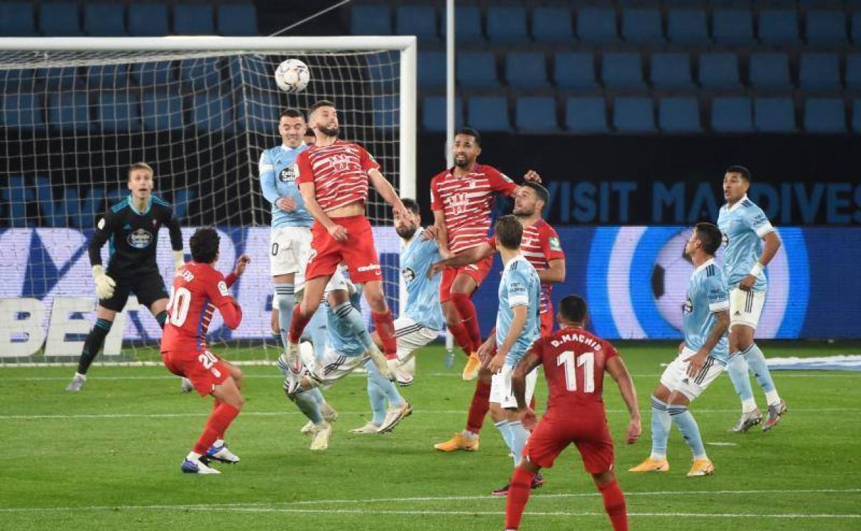 Aspas pelea un balón con Domingos Duarte. 