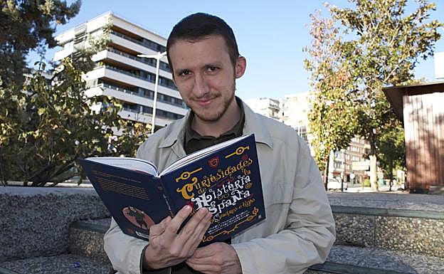 Imagen principal - Fermín Valenzuela muestra algunos detalles del libro. 