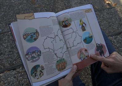 Imagen secundaria 1 - Fermín Valenzuela muestra algunos detalles del libro. 