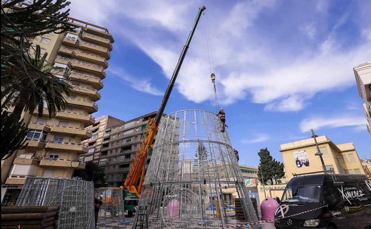 Los operarios instalaban ayer el árbol de Navidad en Motril.