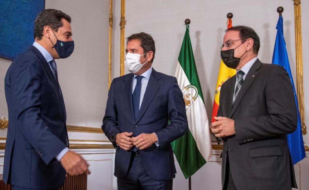 El presidente de la Junta de Andalucía, Juanma Moreno (i), recibe a los presidentes de Cepyme, Gerardo Cuerva (c) y de la CEA, Javier González de Lara. 