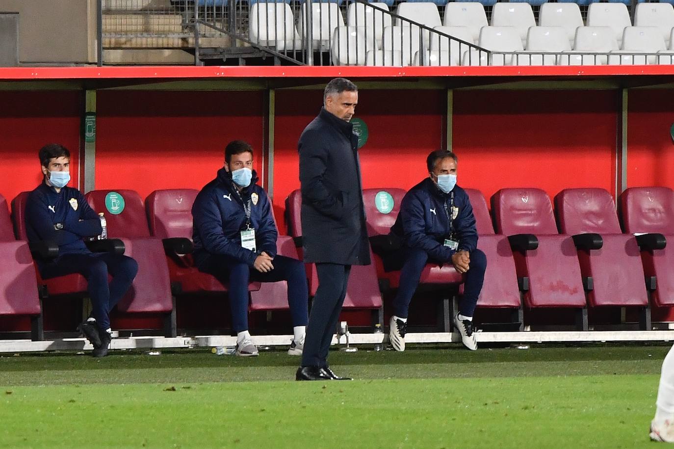 José Gomes observa el equipo, del que le gustó su juego, durante el partido. 
