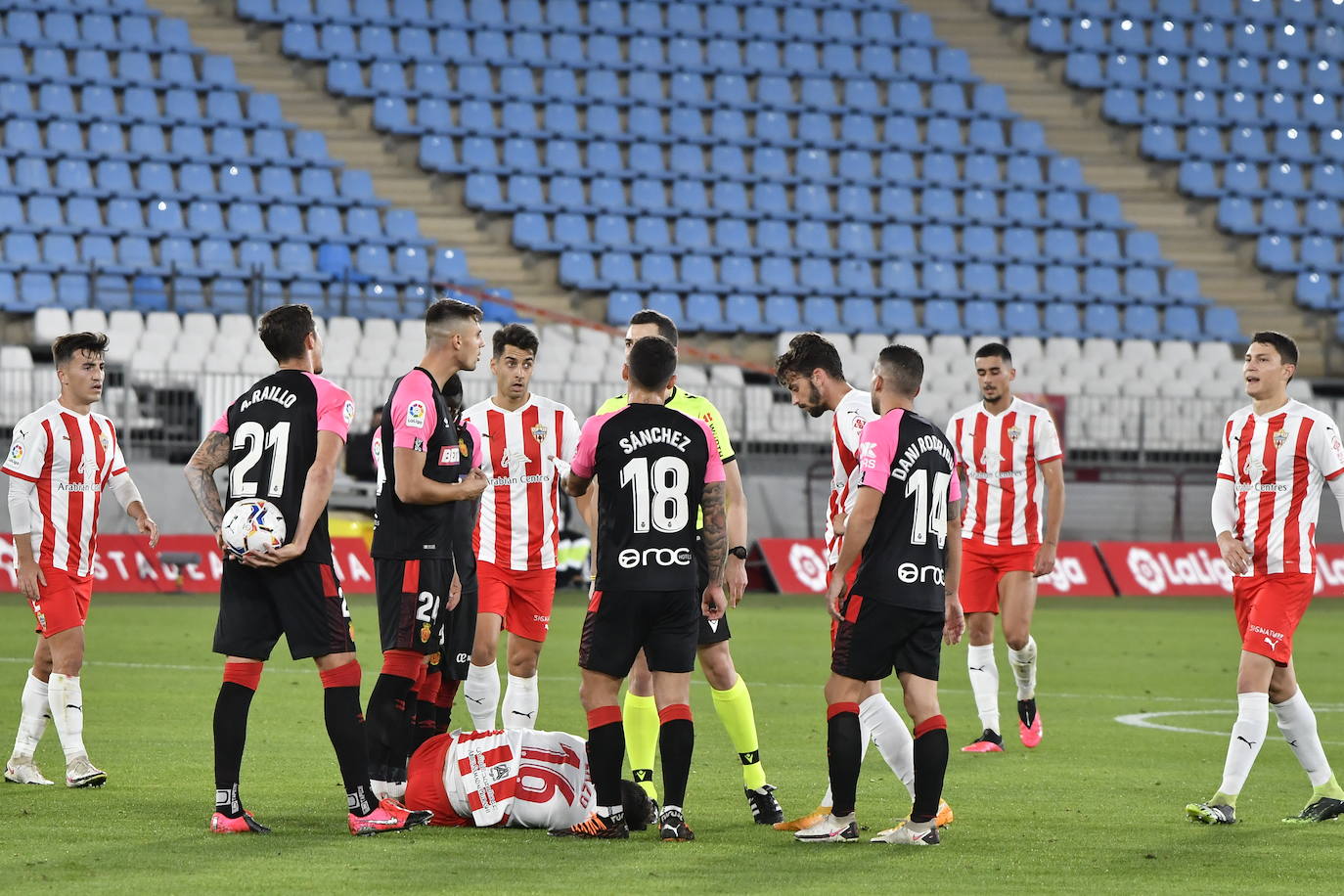 César de la Hoz oberva la decisión que adopta el árbitro tras una falta del Mallorca. 