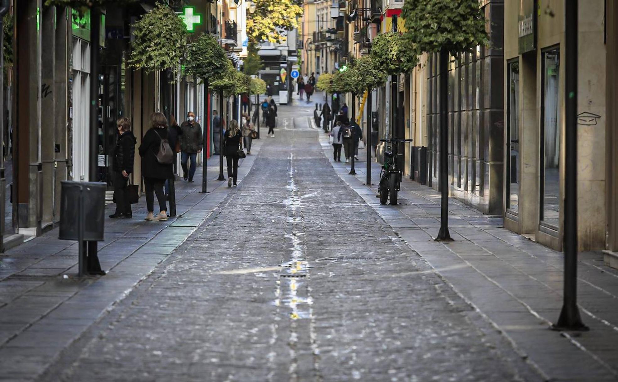 Las calles de Granada aún deberán esperar para poder recuperar cierta normalidad. 