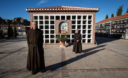 Los hermanos Hermenegildo y Rafael, en el camposanto de Guadix. 