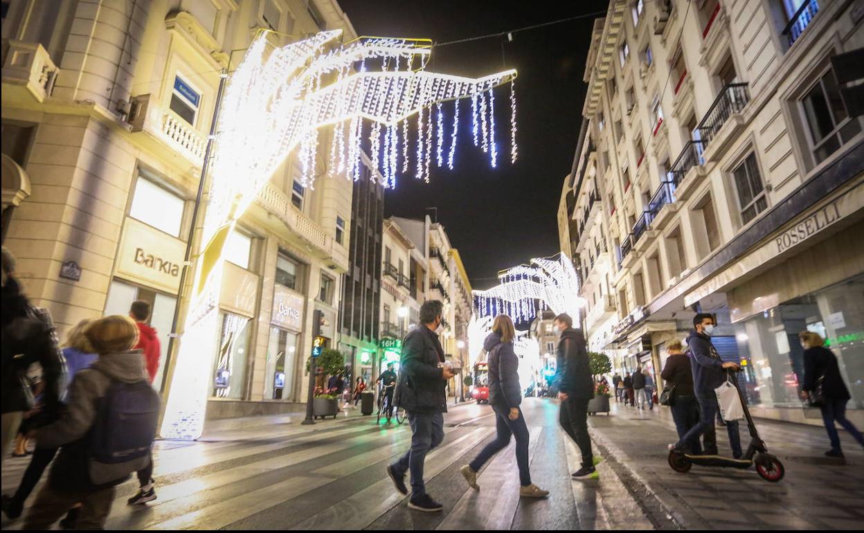 Pandemia en España | Expertos piden mantener las limitaciones en Navidad para evitar otra ola de contagios