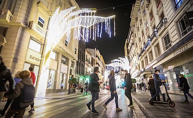 Expertos piden mantener las limitaciones en Navidad para evitar otra ola de contagios