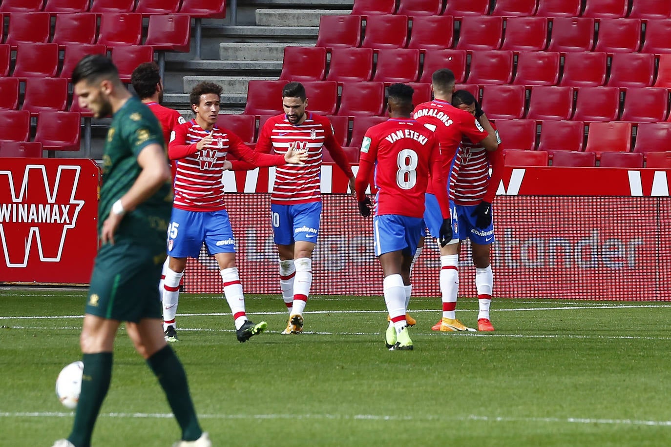 Repasa todas las imágenes del duelo entre rojiblancos y oscenses