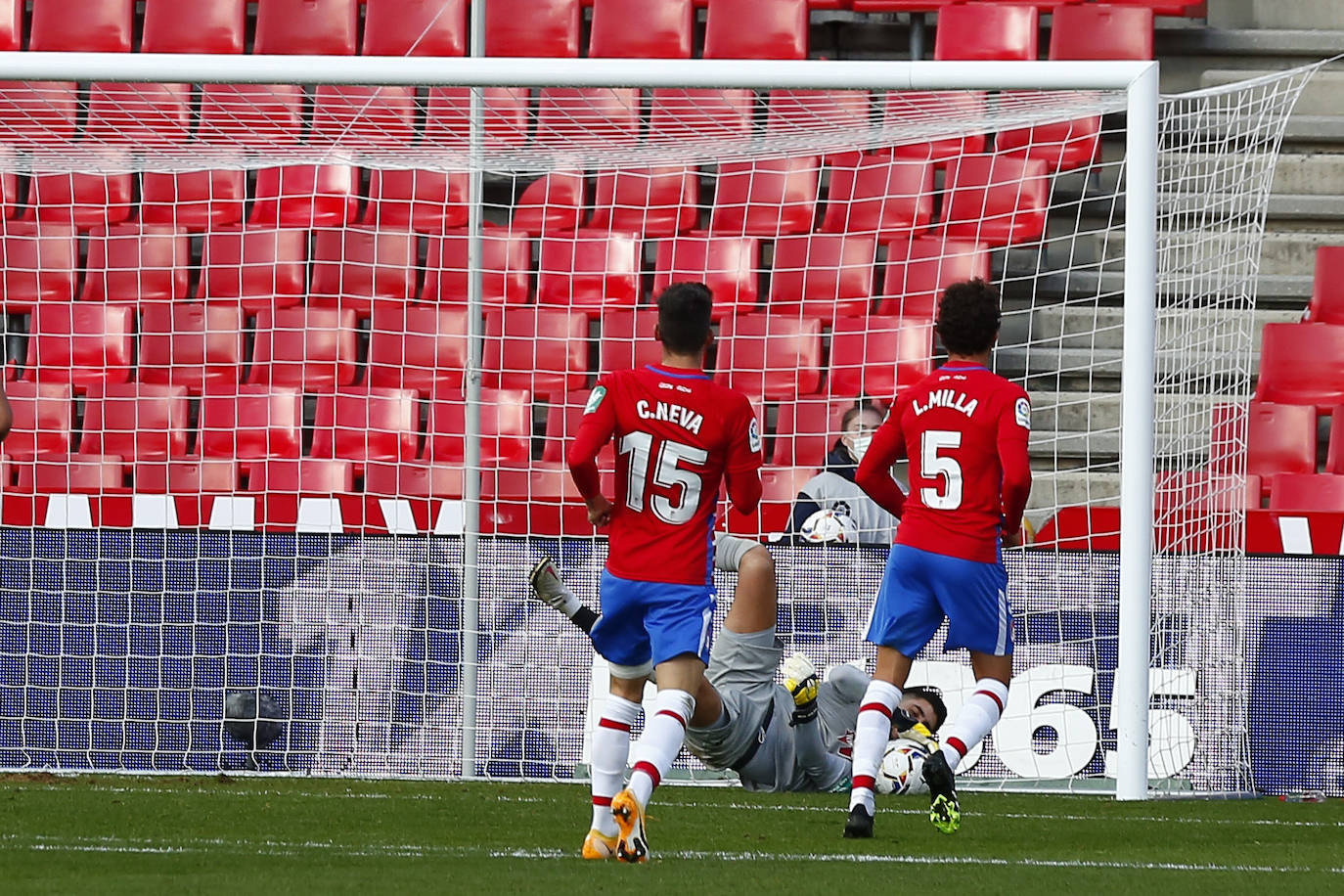 Repasa todas las imágenes del duelo entre rojiblancos y oscenses