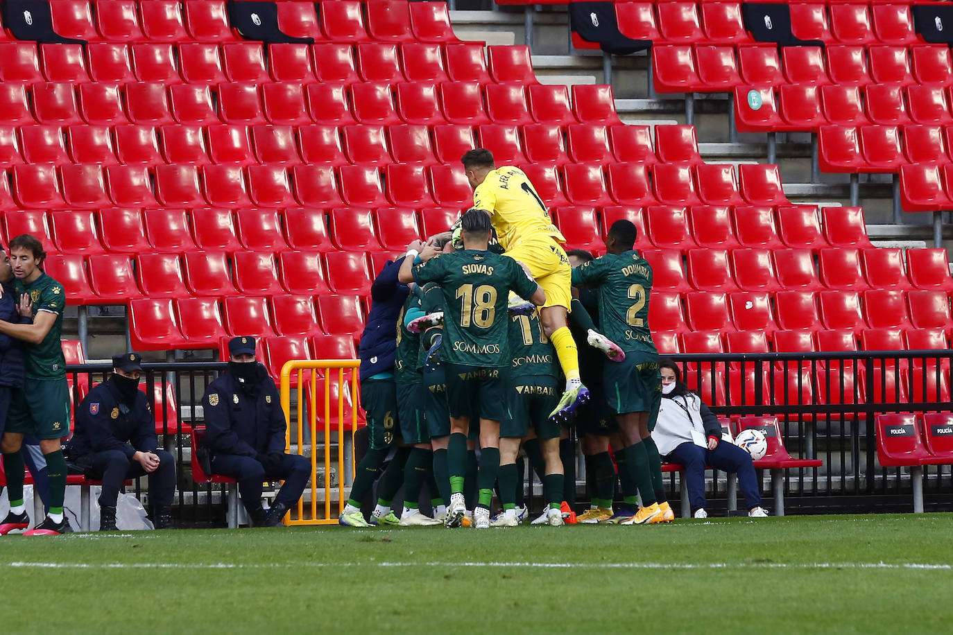 Repasa todas las imágenes del duelo entre rojiblancos y oscenses