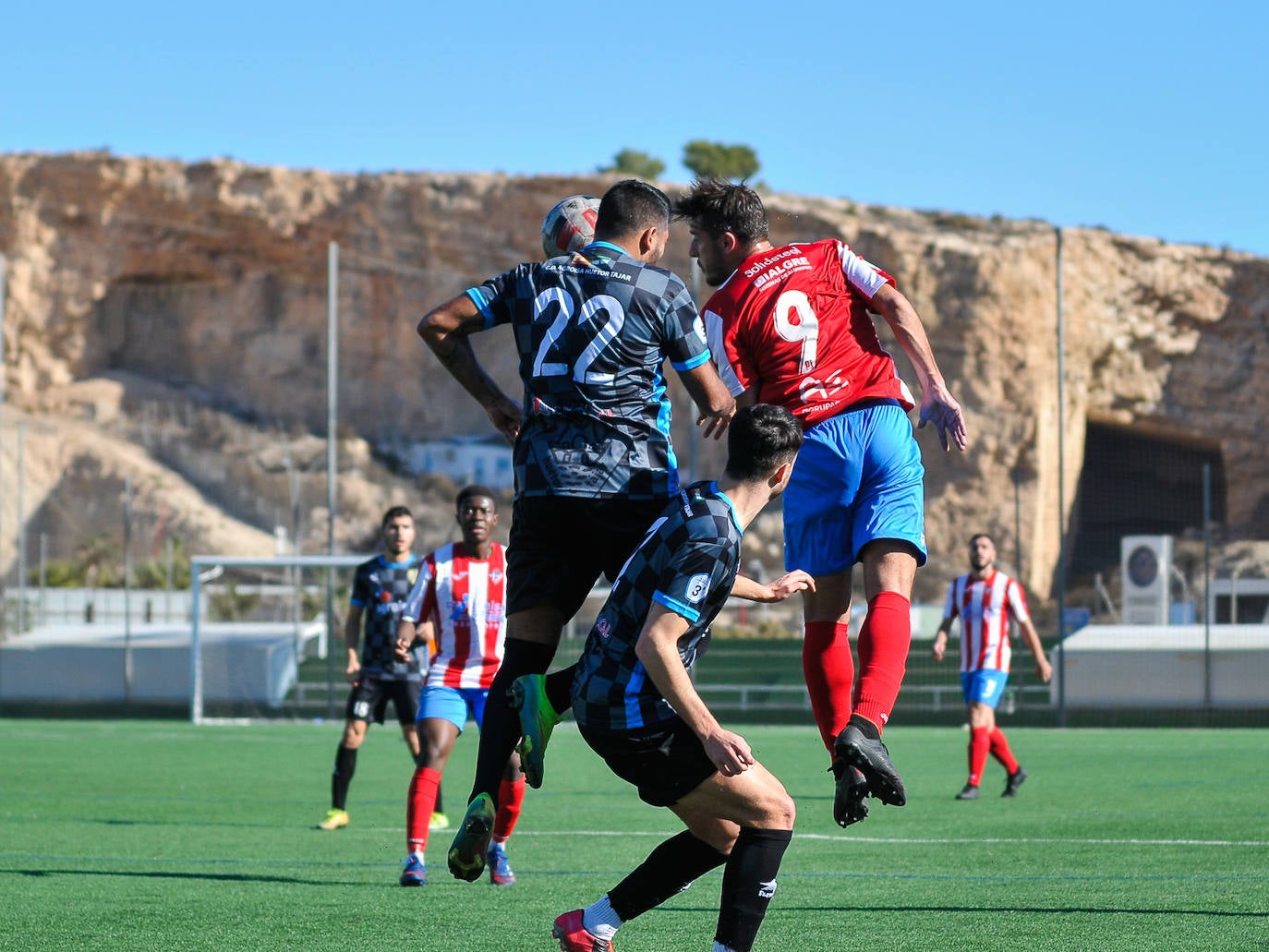 Un Poli luchador cae ante el líder