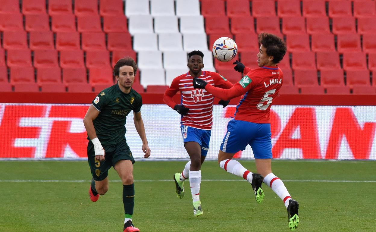 Luis Milla hace un control de pecho en el partido. 