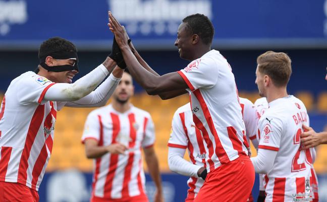 Samú Costa y Umar Sadiq, claves en el triunfo en Alcorcón, celebran el que fue el gol de la victoria. 