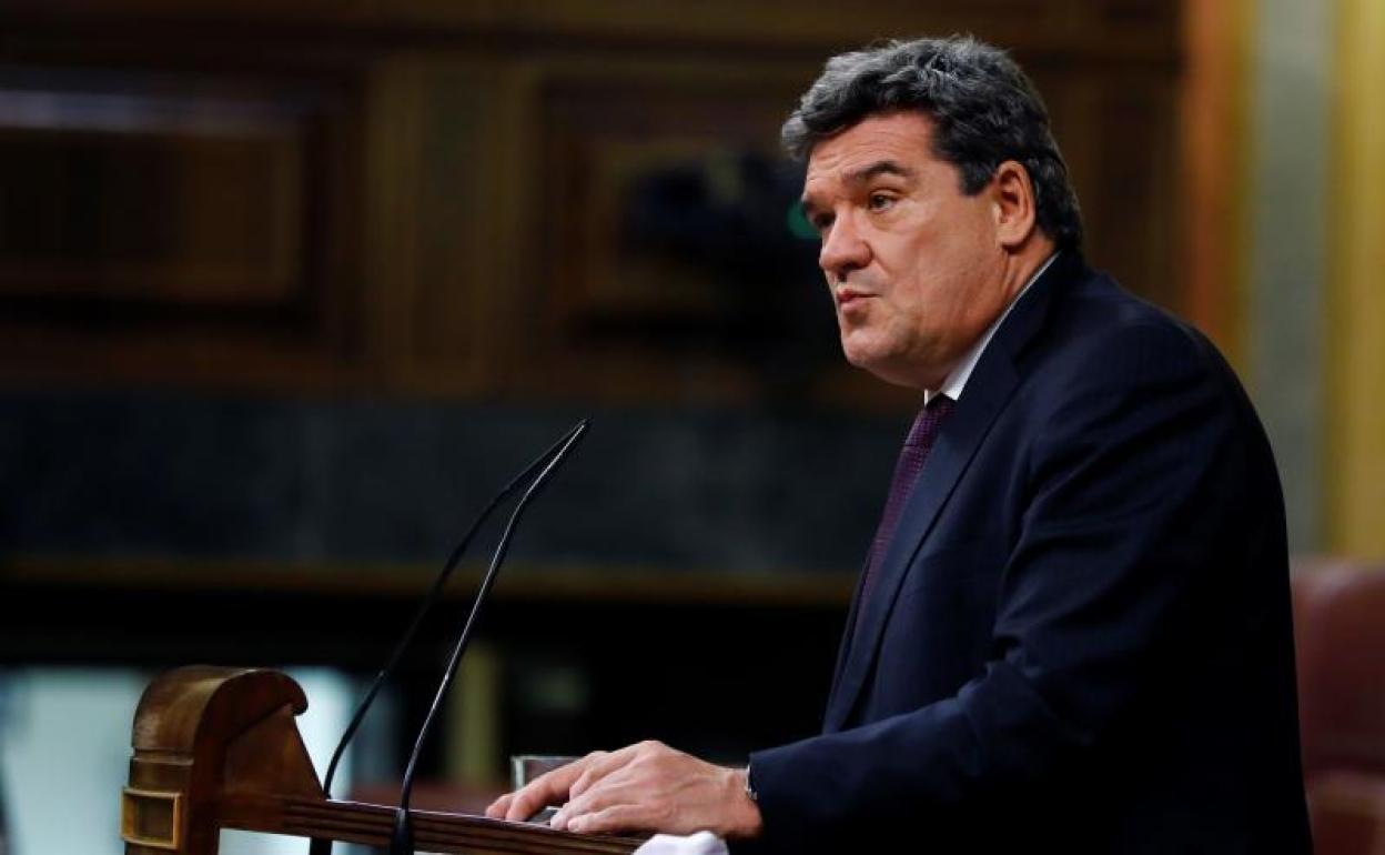 Escrivá critica las «sospechas infundadas» del SUP sobre las PCR a los inmigrantes llegados a Granada