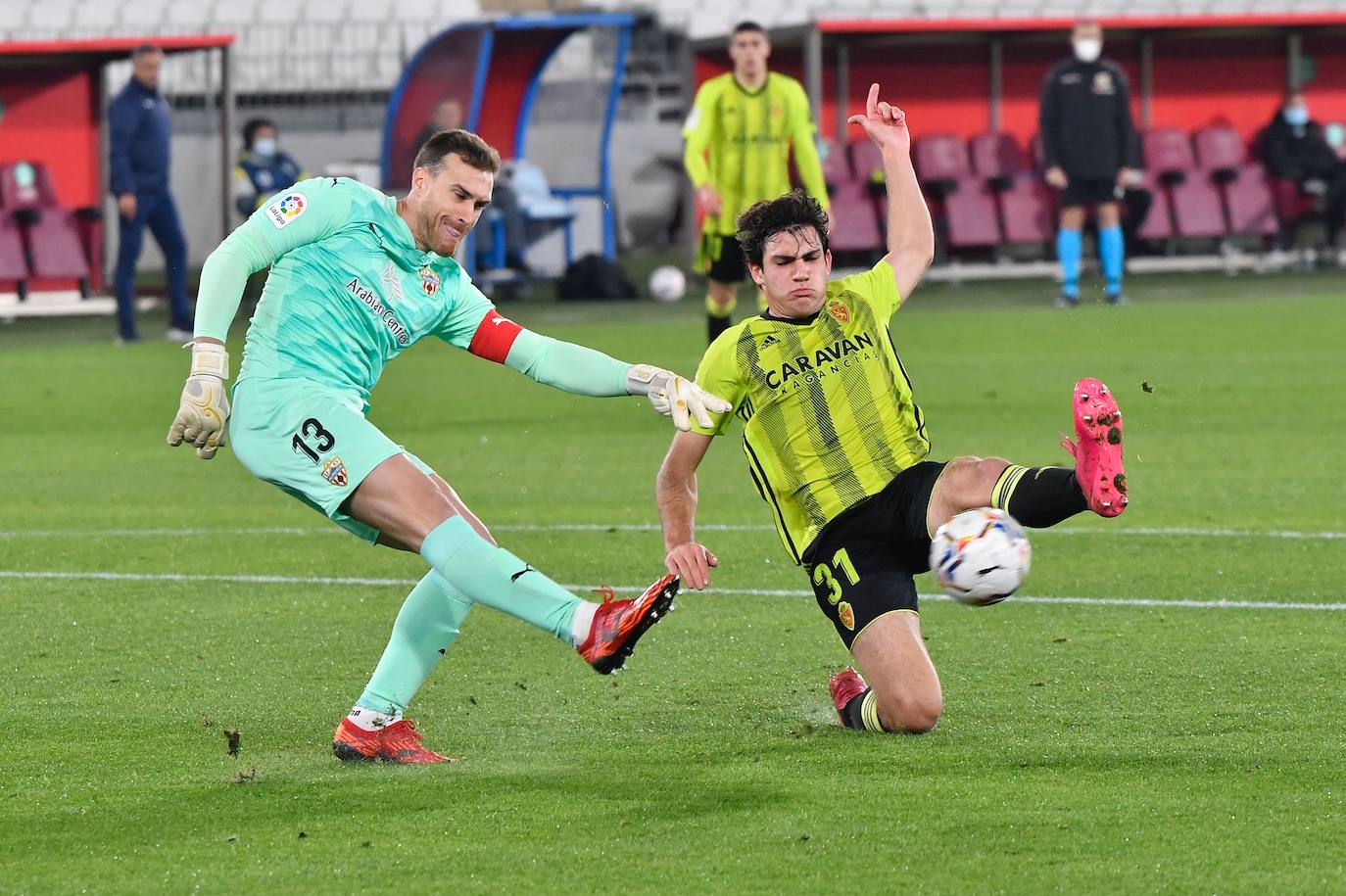 Fernando despeja ante la presión de Iván Azón.