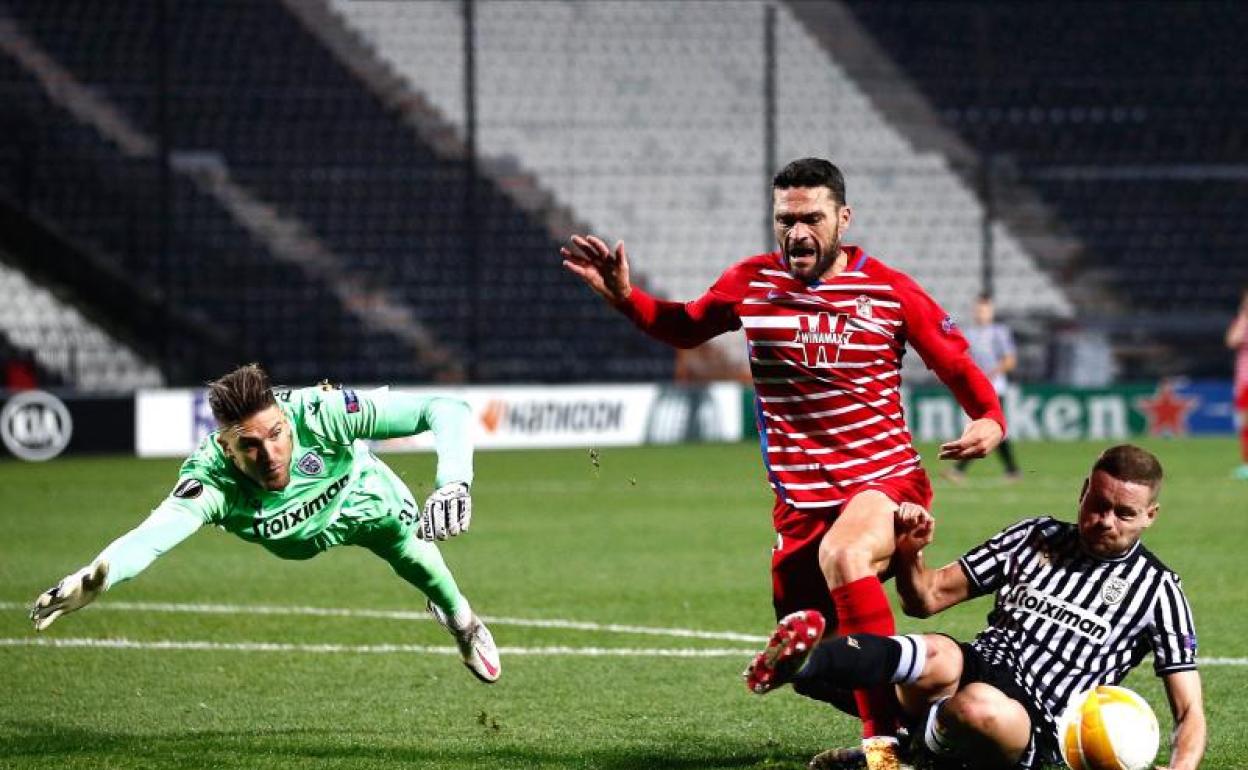 Jorge Molina intenta regatear a Paschalakis, pero aparece Ingason. 