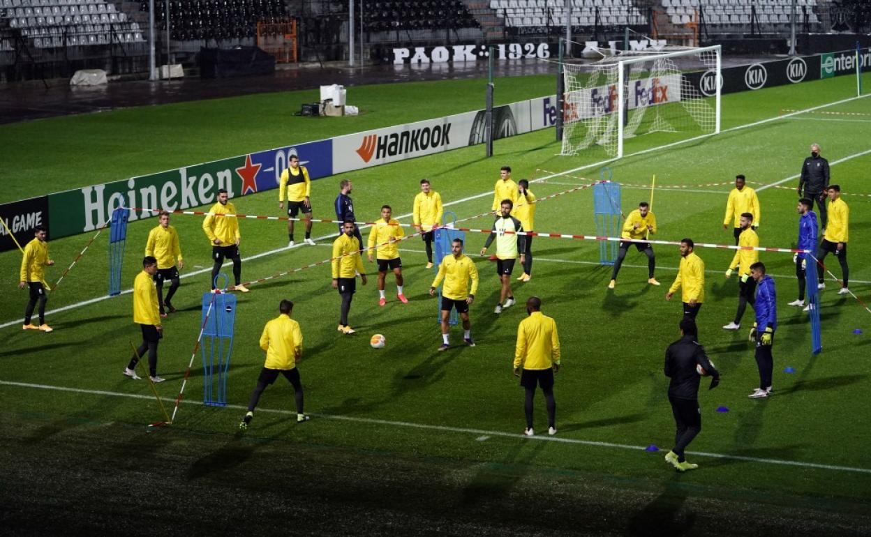 Los futbolistas del Granada se entrenan ayer en La Tumba. 