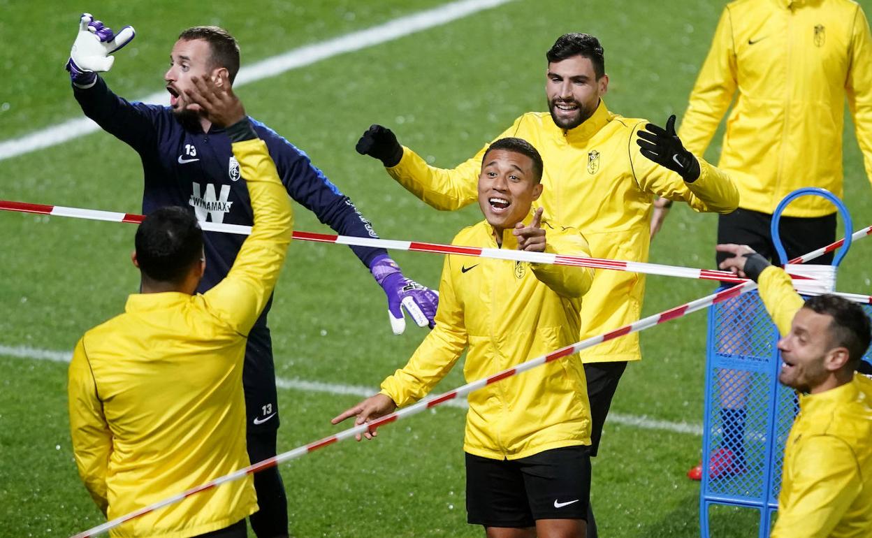 Los futbolistas del Granada bromean ayer durante una serie de juegos en el escenario del partido de hoy.