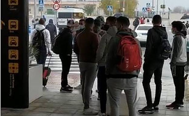 Los inmigrantes se marcharon en bus a la estación de Granada y a bordo de taxis a otras provincias