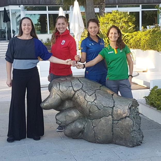 Ainhoa Pinedo, en el centro, junto a otras atletas comprometidas en Mónaco. 