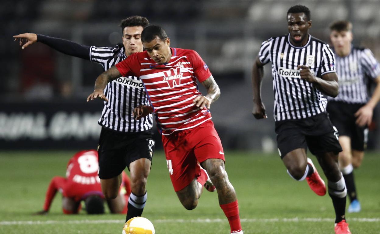 Robert Kenedy inicia una carrera en el partido ante el PAOK. 